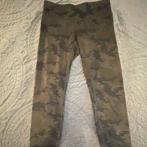 Camo Lululemon Wunder Under leggings to ankle. Size 6